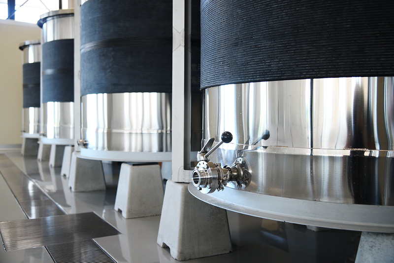 「はちみつ工房見学ツアー」ではミツバチの見学やはちみつ採取・搾りたてはちみつの試食も可能