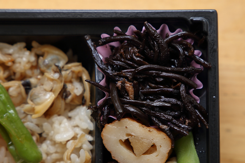 ひじきがあさりととてもマッチしていて海のご飯という感じが際立ちます。