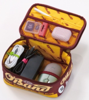 メッシュポケットやファスナーつきポケットを備える