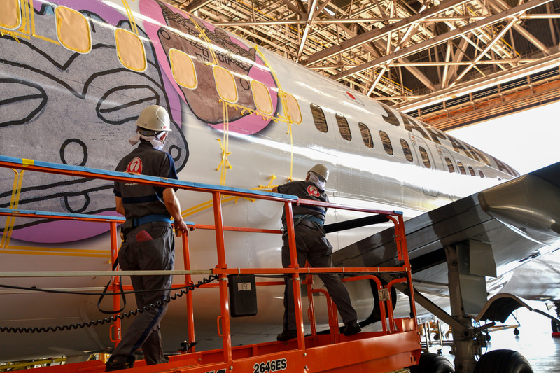 デカール貼り付け作業（写真提供：JAL）