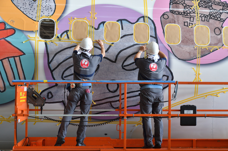 デカール貼り付け作業（写真提供：JAL）