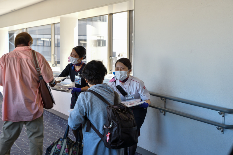 就航日の搭乗客には記念品などを配布（写真提供：JAL）