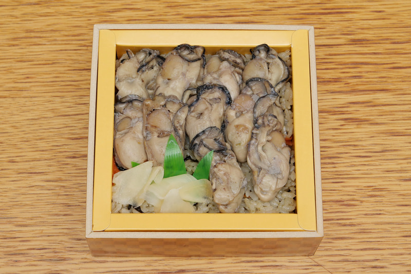 フタを取ると、これでもかと敷き詰められた牡蠣が目に飛び込んでくる