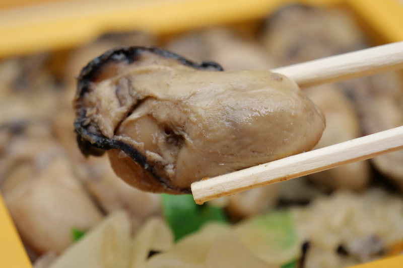 甘めの醤油味で煮た牡蠣は、ふっくら柔らかい触感。磯臭さもなく、牡蠣の風味が直接感じられる