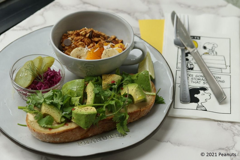 アボカドとカシューナッツ、フムスのオープンサンド有機オーツ麦とピーナッツバター＆チョコ、マンゴーとバナナのグラノーラボウル付き（各日数量限定、1540円）