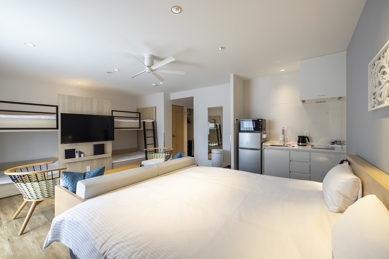 デラックスダブル＋ロフト+ソファ（34m<sup>2</sup>、最大5名）