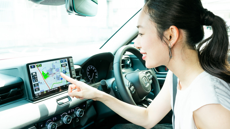 「ヴェゼル専用 9インチ プレミアム インターナビ VXU-215VZi」がスッキリとインストールされている。「ナビ／ドライブレコーダー安心パッケージ」（25万800円）でドラレコと後方カメラがセットに