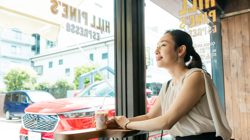 店内でちょっと一息。レトロな店構えとガラス越しのヴェゼルが対照的