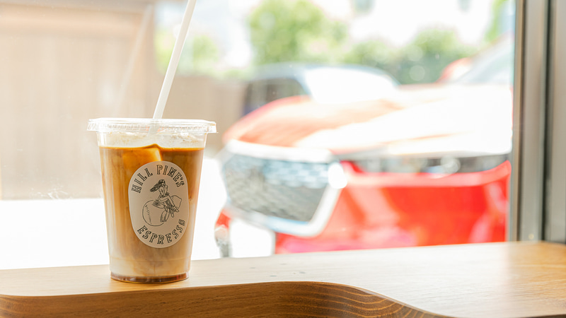 黒糖入りアイスラテ。甘さと苦みのバランスが美味しい