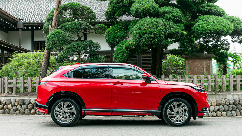クーペにも見えるロングノーズでスタイリッシュなSUV。ホンダ純正アクセサリーの「サイドロアーガーニッシュ（3万8500円）」でやや車高が下がって見える効果も