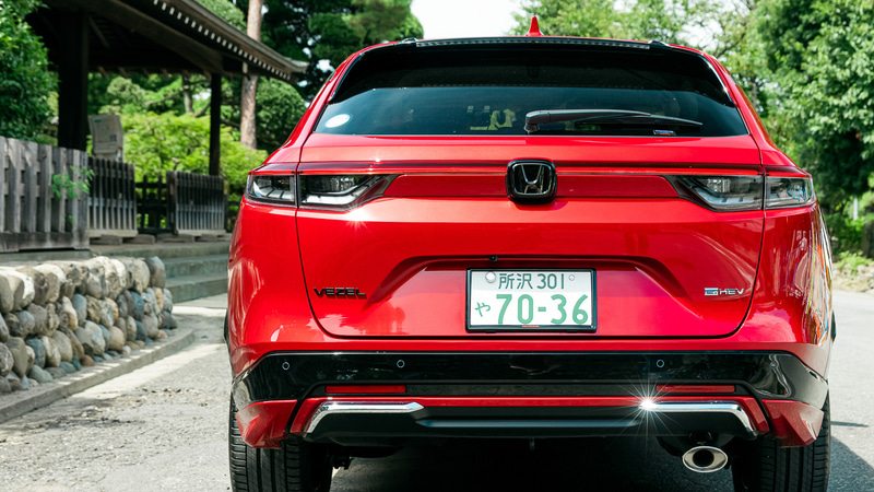 リアにも「リアロアースカート（2万7500円）」、クロームメッキされた「リアロアーガーニッシュ（2万7500円）」「リアコンビガーニッシュ（1万9800円）」「テールゲートスポイラー（5万5000円）」などが付く