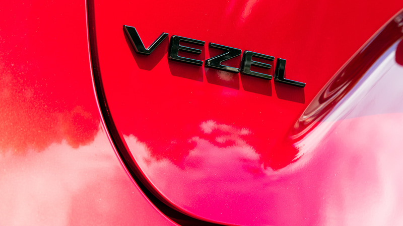 上記セットの「VEZEL」車名「ブラックエンブレム」ブラッククロームメッキ