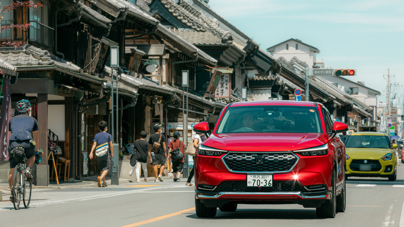 さらにオシャレになった新型「ヴェゼル e:HEV Z」で小江戸川越のドライブを楽しむ。ホンダ純正アクセサリーを装着して、より上級感のあるフロントフェイスに