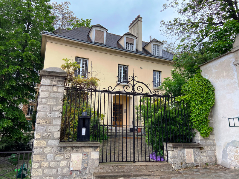 教会横には教会関係者の住むすてきな家が