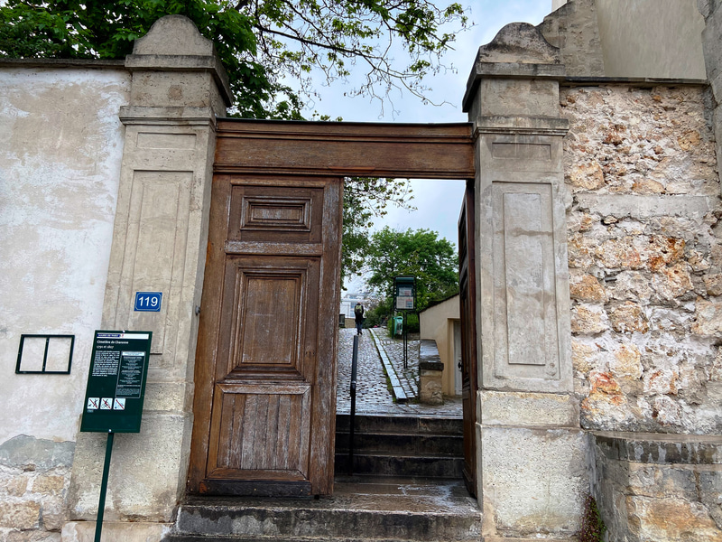 教会裏にある雰囲気のある墓地