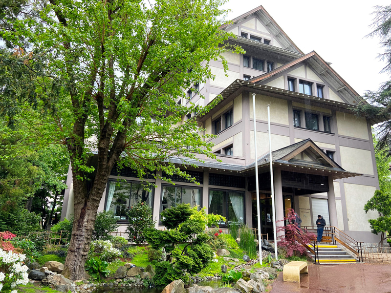 日本館はフランス人建築家ピエール・サルドゥーによるもの