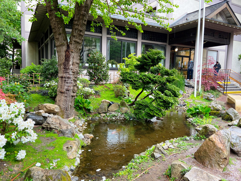 日本館はフランス人建築家ピエール・サルドゥーによるもの
