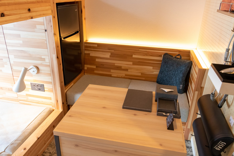 「BEAUTY＆CARE」と「CHOINOMI TIME」はテーブルと2人用ソファを用意。「STAY BIZ」はデスクとオフィスチェアを備えている