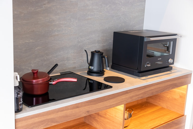 最上級の部屋ということで、85インチの液晶テレビやワインセラー、大容量冷蔵庫、広めのキッチンなど、豪華な設備になっている