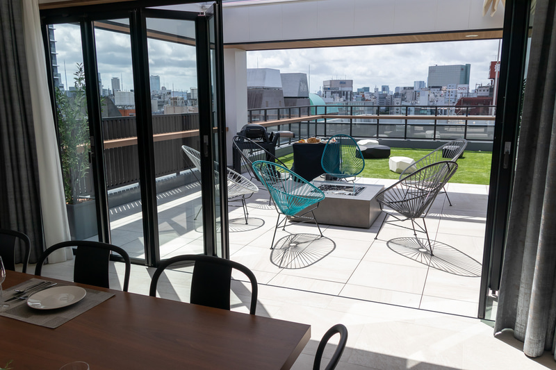 最上級の部屋ということで、85インチの液晶テレビやワインセラー、大容量冷蔵庫、広めのキッチンなど、豪華な設備になっている