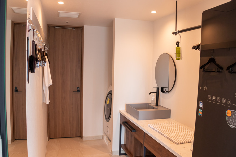 最上級の部屋ということで、85インチの液晶テレビやワインセラー、大容量冷蔵庫、広めのキッチンなど、豪華な設備になっている