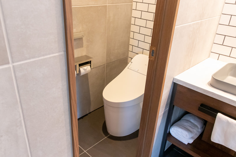 最上級の部屋ということで、85インチの液晶テレビやワインセラー、大容量冷蔵庫、広めのキッチンなど、豪華な設備になっている