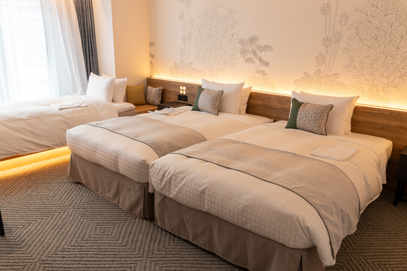 デラックスツインはバスとトイレが別々になっているのが特徴。ミニキッチンも備えている