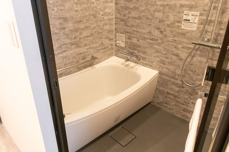 デラックスツインはバスとトイレが別々になっているのが特徴。ミニキッチンも備えている