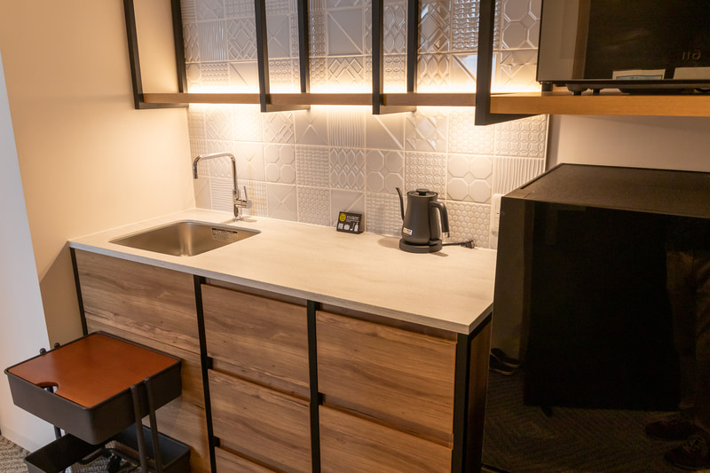 デラックスツインはバスとトイレが別々になっているのが特徴。ミニキッチンも備えている