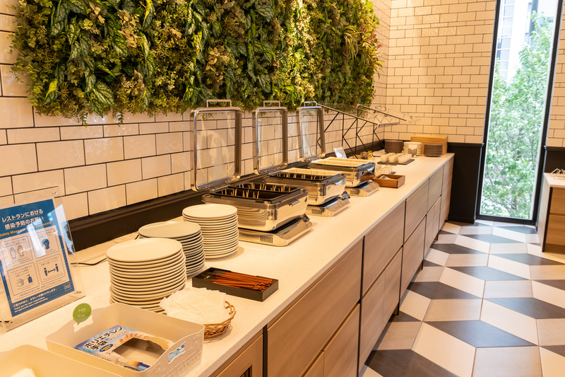 2階にあるレストランでは、和洋食を取り揃えたビュッフェスタイルで朝食などを楽しめる