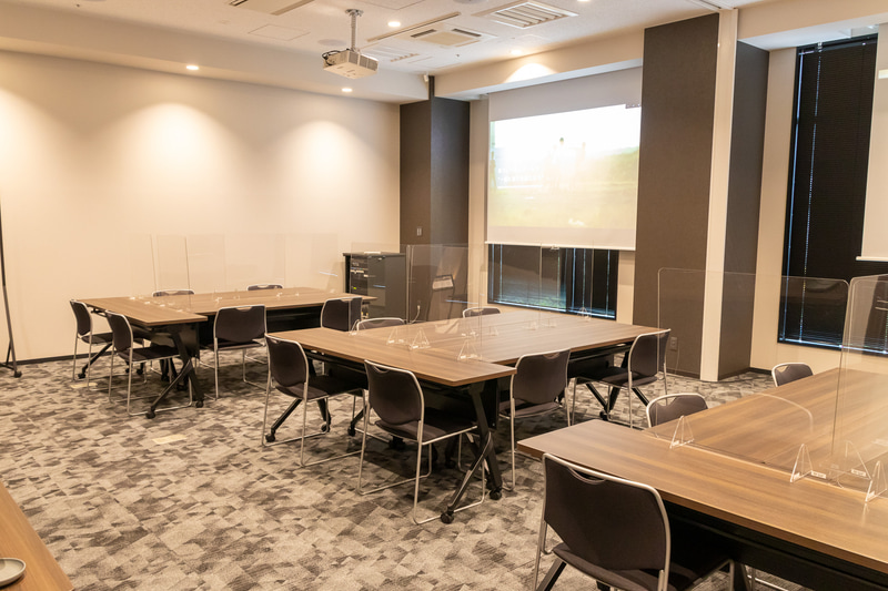 最新の設備を備えたミーティングスペースAP東新宿会議室は、広いルームA（125m<sup>2</sup>）、コンパクトなルームG（15m<sup>2</sup>）、仕切りで広さと部屋数を変更できるルームDなど、さまざまなタイプの会議室を用意している。高速なインターネット通信を使った配信プランもオプションで用意する