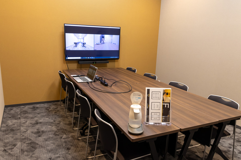 最新の設備を備えたミーティングスペースAP東新宿会議室は、広いルームA（125m<sup>2</sup>）、コンパクトなルームG（15m<sup>2</sup>）、仕切りで広さと部屋数を変更できるルームDなど、さまざまなタイプの会議室を用意している。高速なインターネット通信を使った配信プランもオプションで用意する