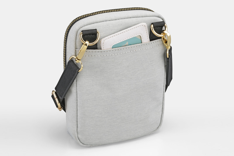 ショルダーバッグ小サイズはベルトを外してポーチとして使える