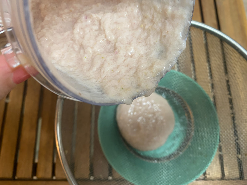 ザルでこします。こし器がある方はこし器でやりましょう