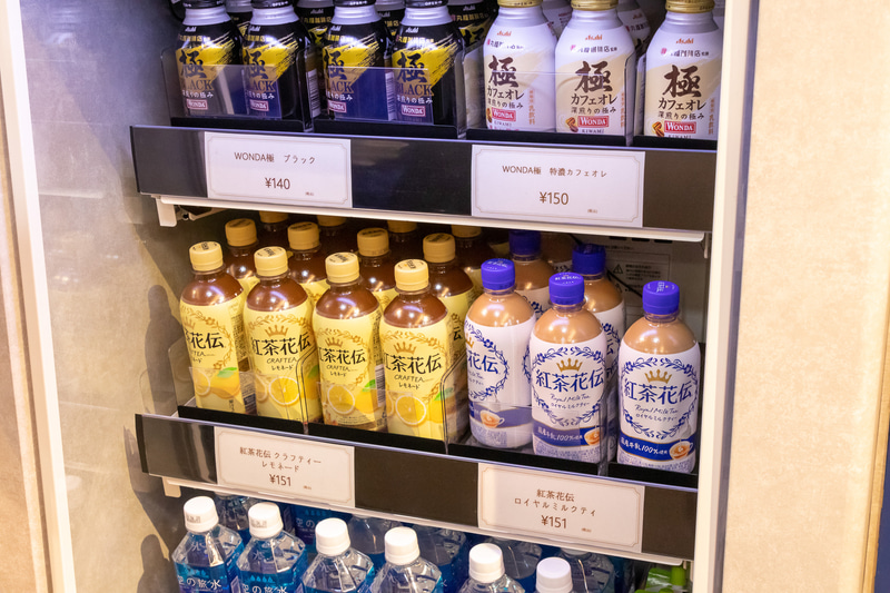 お弁当やドリンク類、ANAグッズも取り扱っている