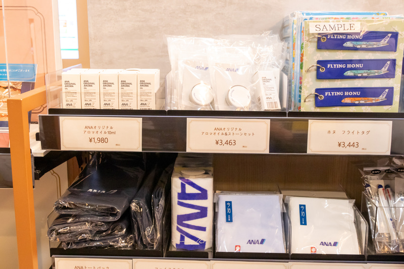 お弁当やドリンク類、ANAグッズも取り扱っている