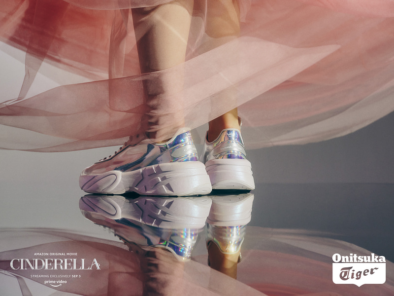 オニツカタイガーがAmazon映画「シンデレラ」のコラボスニーカーを発売
