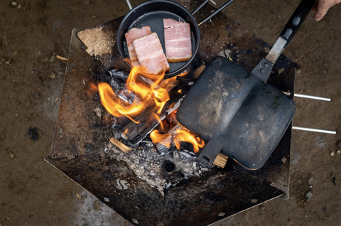 組み立て式焚き火台「B-I」。炎の大きさを選べる4WAY仕様