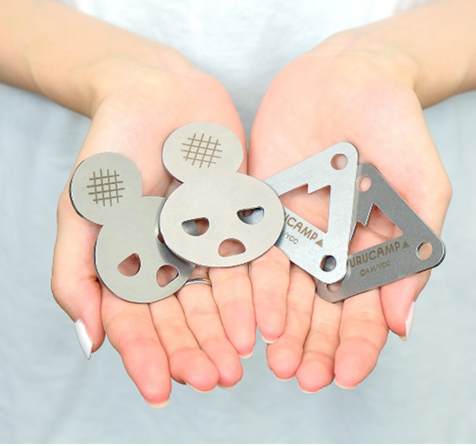 アクロスが「ゆるキャン△」モチーフの自在金具を発売した