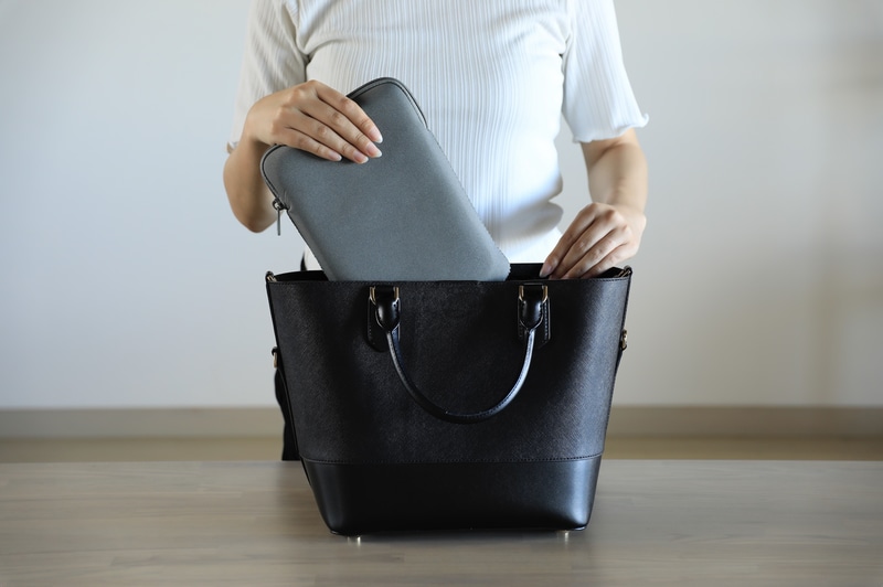 ビジネスバッグなどに立てて入れられる