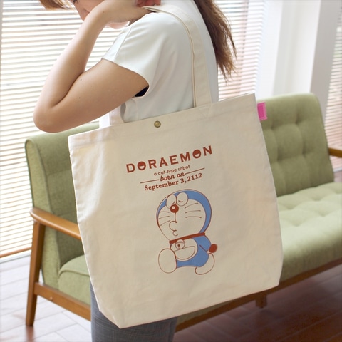 ドラえもんのトートバッグ どこでもドアのタグ付き トラベル Watch