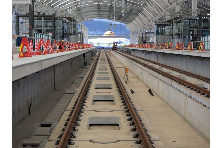 西九州新幹線 長崎駅構内で最後のレール敷設工事を終え、全レールがつながった