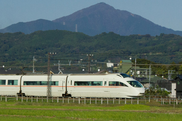 小田急は2021年10月～2022年2月にロマンスカー・VSEを「ゼロカーボン ロマンスカー」として運行するなど、「小田急グループ カーボンニュートラル2050」を発表した