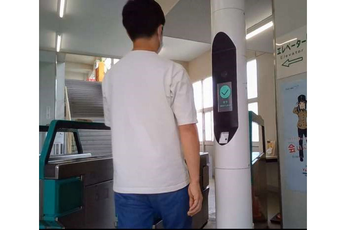 山万ユーカリが丘線で、フラッパーレスのポール型顔認証システム実証実験