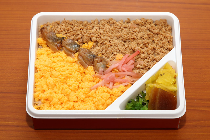 目に鮮やかな2色のお弁当。菜の花と地面の2色ということなので天地を逆に撮るのが正解でした……