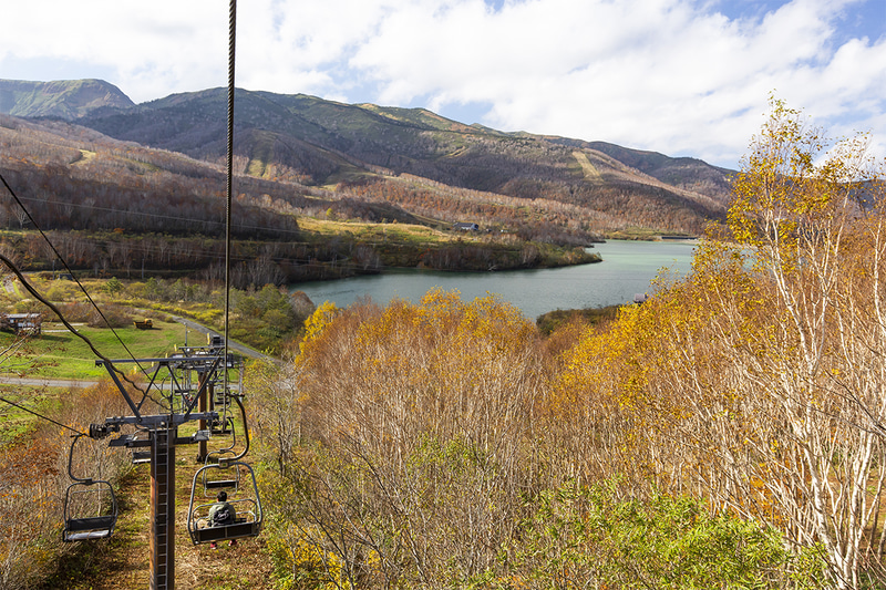 リフトに乗りながら田代湖や山々を見渡せる