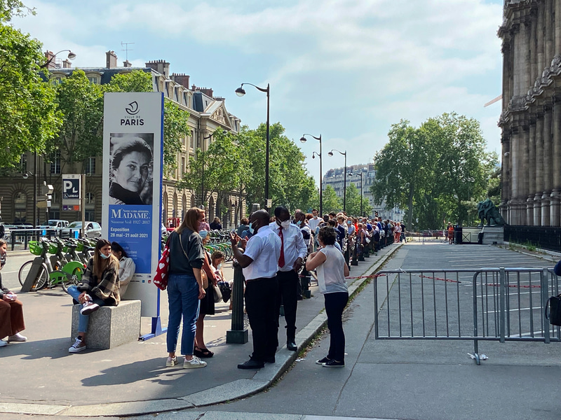 新型コロナウイルスのために見学は予約制。予約をした時間に行くとそれでも長蛇の列！