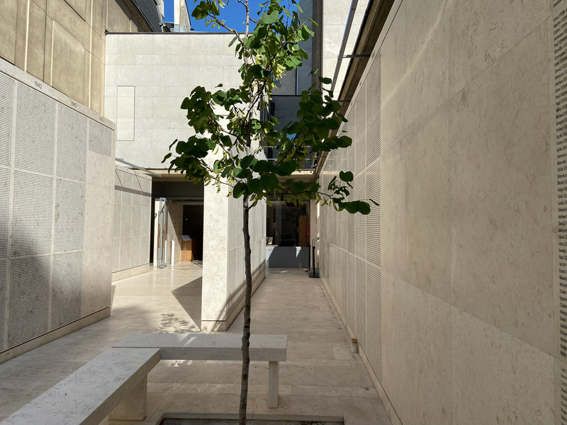 フランスから収容所に強制送還されたユダヤ人、約7万6000 人の氏名が刻まれた大理石が記念館入口に立っています。シモーヌの父の名前も