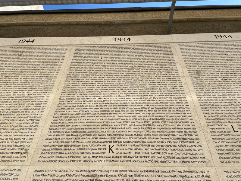 フランスから収容所に強制送還されたユダヤ人、約7万6000 人の氏名が刻まれた大理石が記念館入口に立っています。シモーヌの父の名前も