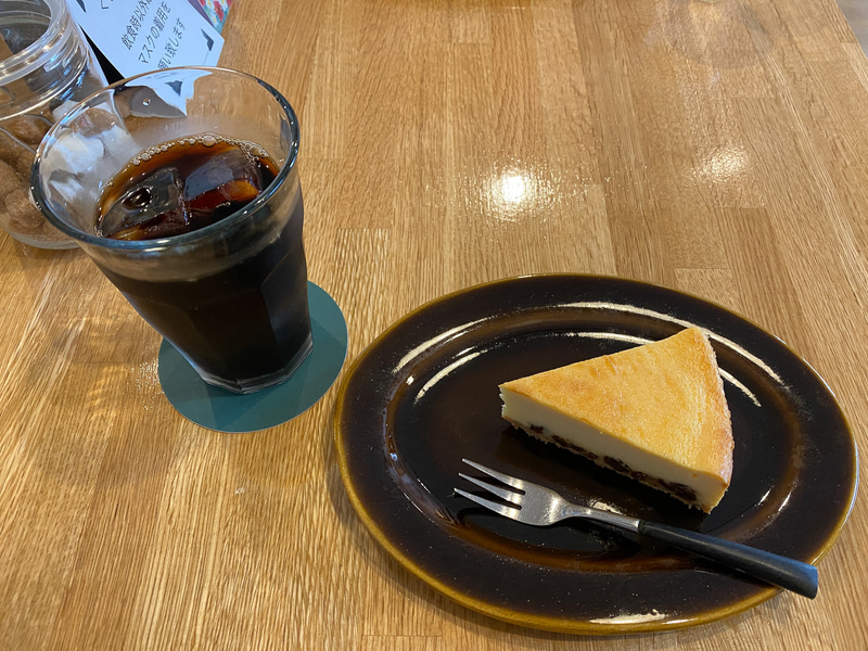 レーズン入りの自家製チーズケーキはコーヒーと相性抜群